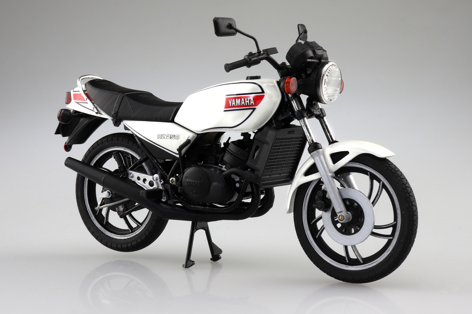 APR247292 - YAMAHA RZ250 NEW PEARL WHITE 1/12 DIECAST BIKE
