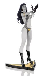 VAMPIRELLA JOSE GONZALEZ STATUE B&W