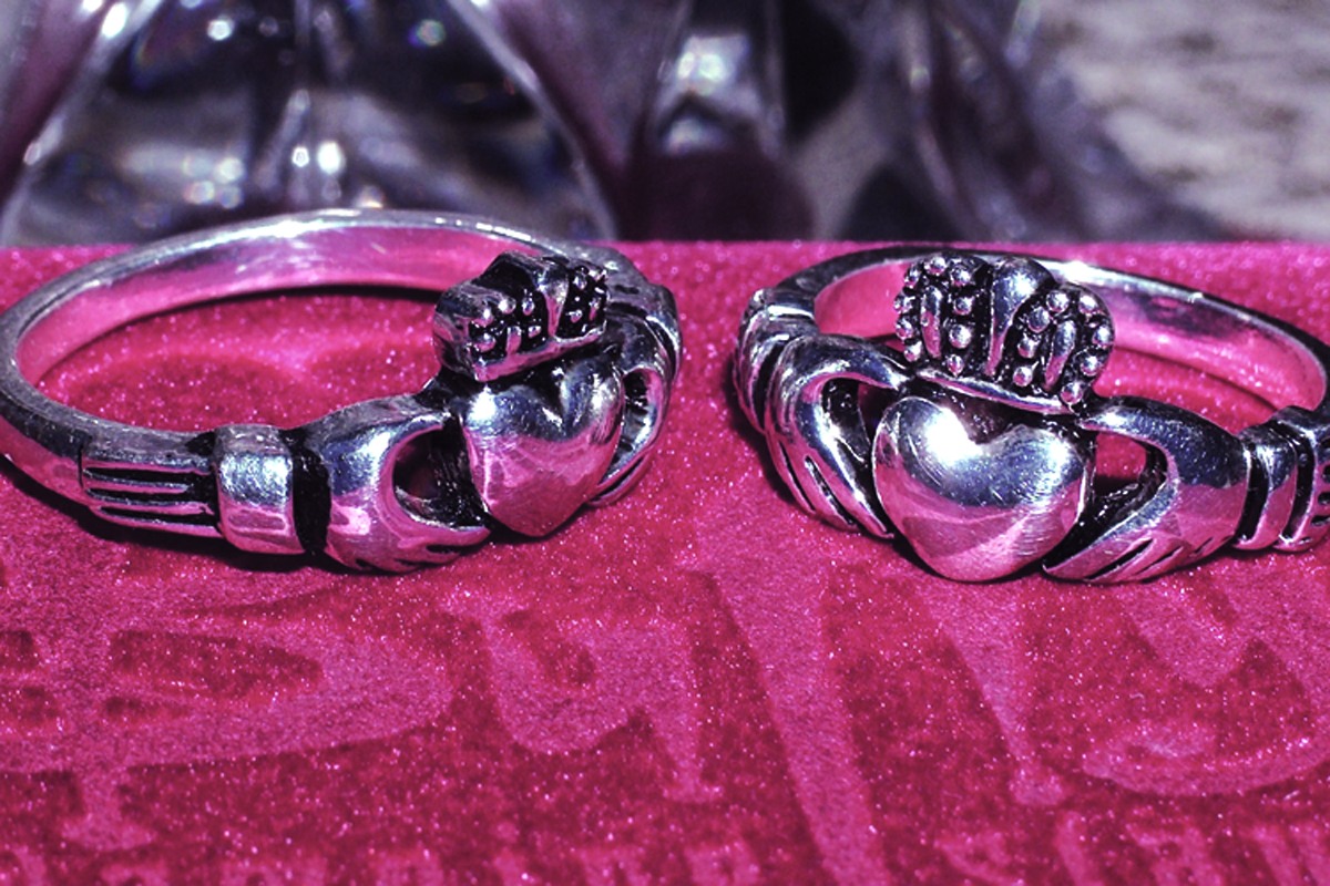 NOV074478 BUFFY CLADDAGH RING PROP REPLICA Previews World