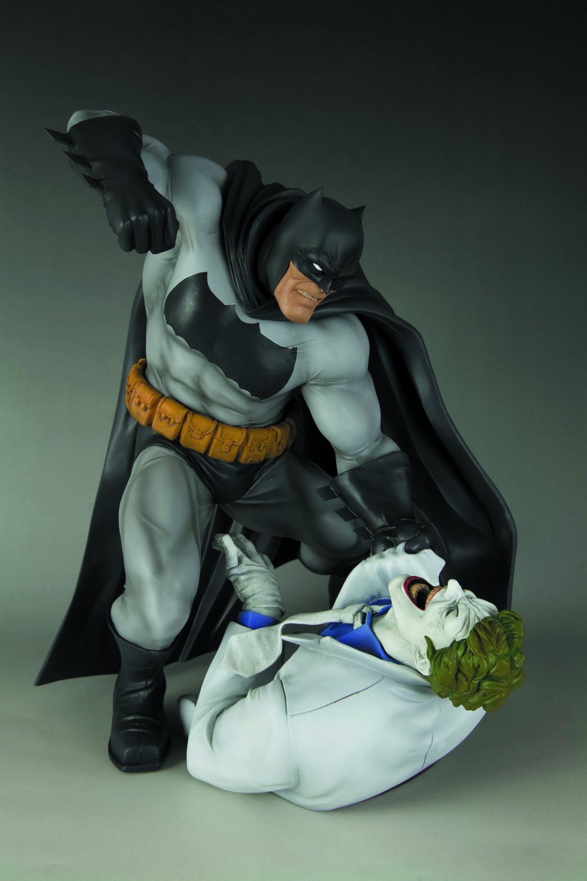 APR121799 - DARK KNIGHT RETURNS BATMAN VS JOKER ARTFX STATUE - Previews  World